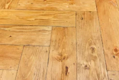 Ausziehbarer Esstisch MOSAIK 140-180cm braun Pinie recyceltes Massivholz Metall schwarz