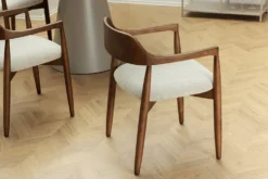 Design Armlehnen-Stuhl KENNEDY braun smoke creme aus recycelter Pinie mit Polstersitz