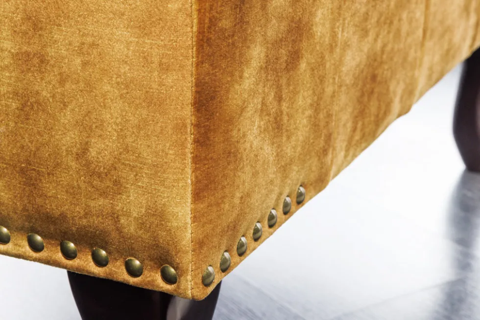 Design Fußhocker CHESTERFIELD 80cm senfgelb Samt Knopfheftung Nietenbesatz