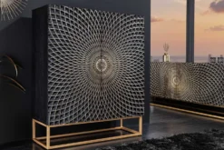 Design Highboard ILLUSION 120cm schwarz Mangoholz Massivholz mit 3D Schnitzereien gold Eisen Metallgestell