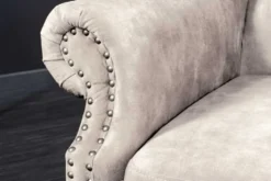 Design Ohrensessel CHESTERFIELD 105cm champagner beige Samt silber Ziernieten