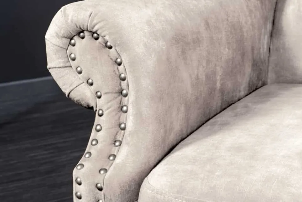 Design Ohrensessel CHESTERFIELD 105cm champagner beige Samt silber Ziernieten