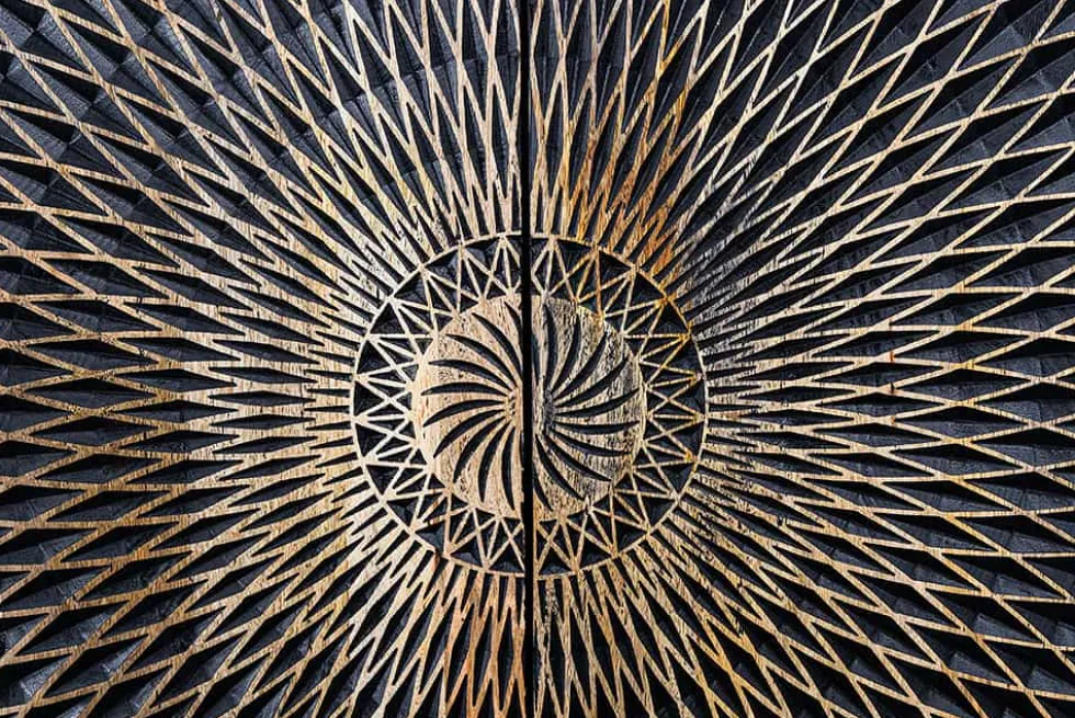 Design Sideboard ILLUSION 180cm schwarz Mangoholz Massivholz mit 3D Schnitzereien gold Eisen Metallgestell