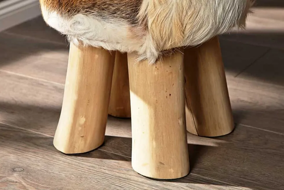 Design Sitzhocker HIDE 45cm braun weiß mit Ziegenfell und Teakholz