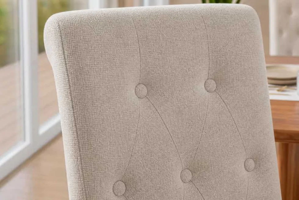 Design Stuhl CASA beige Bouclé Tweed Soft Massivholzbeine Zierknöpfe und Nackenrolle