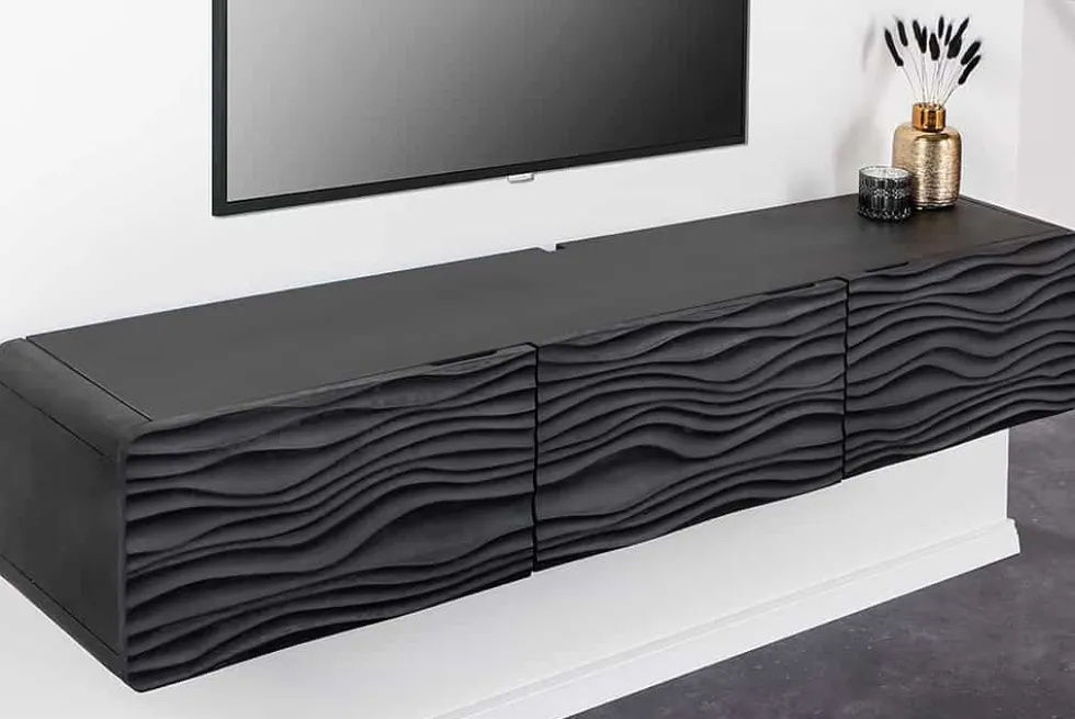 Design TV-Board WAVE 160cm schwarz Mangoholz mit 3D Schnitzereien hängend