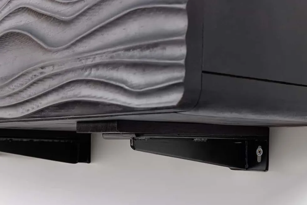 Design TV-Board WAVE 160cm schwarz Mangoholz mit 3D Schnitzereien hängend