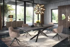Drehbarer Design Stuhl EUPHORIA champagner greige Samt mit Armlehne Metallgestell schwarz
