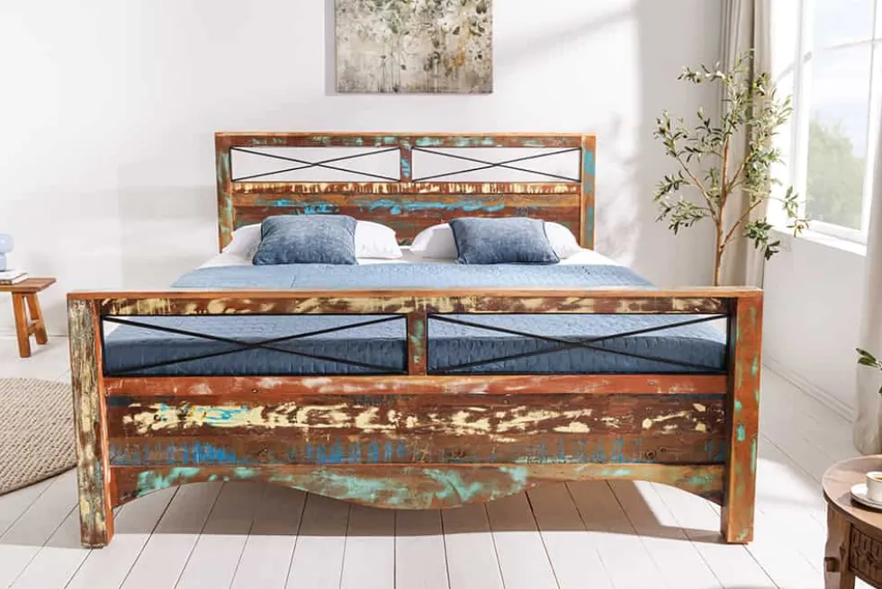 Einzigartiges Bett JAKARTA 185cm braun bunt aus recycelten Fischerbooten Massivholz