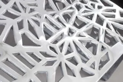 Handgearbeiteter Couchtisch ABSTRACT 60cm Alu silberfarbig im Gap Design