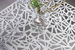 Handgearbeiteter Couchtisch ABSTRACT 60cm Alu silberfarbig im Gap Design