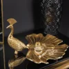 Handgefertigte Servierplatte WILDLIFE PEACOCK 40cm gold Metall Pfauen-Skulptur