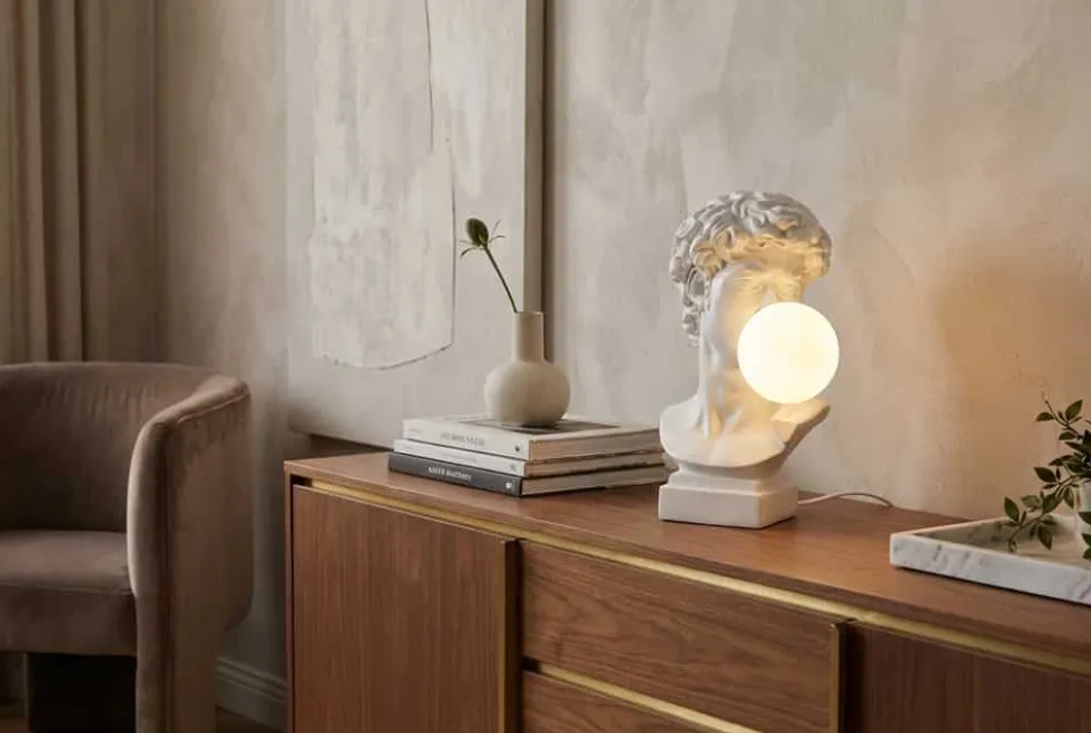Handgefertigte Tischlampe DAVID 30cm weiß Büste mit Lampenkugel