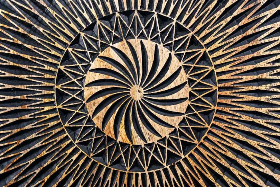 Hängendes TV-Board ILLUSION 160cm schwarz Mangoholz Massivholz mit 3D Schnitzereien gold