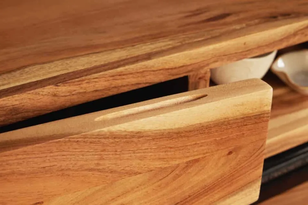 Hängendes TV-Lowboard AMAZONAS 160cm natur Akazie Massivholz Baumkante Metall schwarz