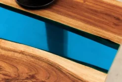 Massiver Couchtisch LIQUID 110cm braun Akazienholz Baumkante schwarz Eisen blau
