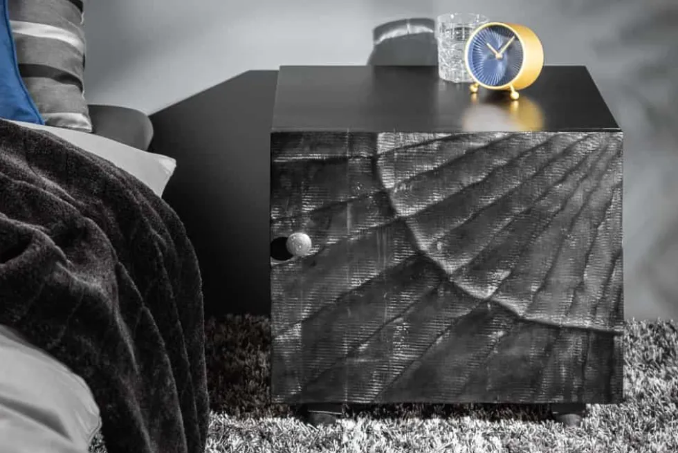 Massiver Nachttisch SCORPION 50cm schwarz Mangoholz Beistelltisch mit 3D Schnitzereien