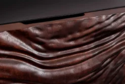 Massives Sideboard FLUID 175cm walnuss-braun Akazienholz 3D-Design schwarzer Sockelfuß