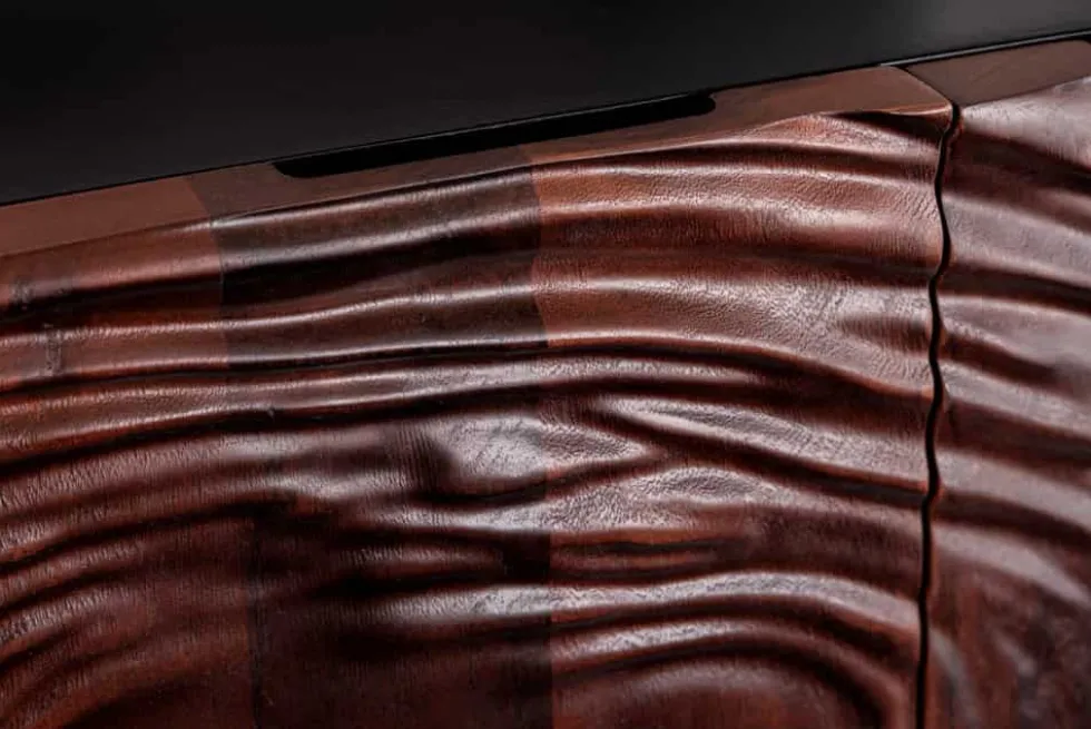 Massives Sideboard FLUID 175cm walnuss-braun Akazienholz 3D-Design schwarzer Sockelfuß