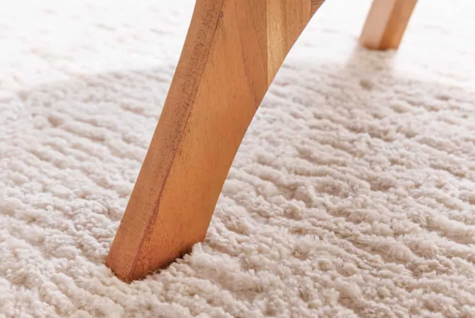 Massivholz Couchtisch ARCHITECTURE 70cm natur honey finish Akazie dreieckig