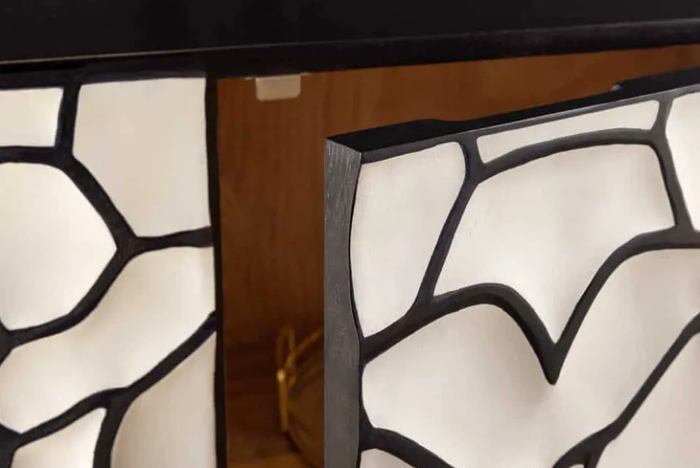 Massivholz Highboard VULCANO 120cm weiß schwarz Mangoholz mit 3D Schnitzereien handmade Metallgestell gold