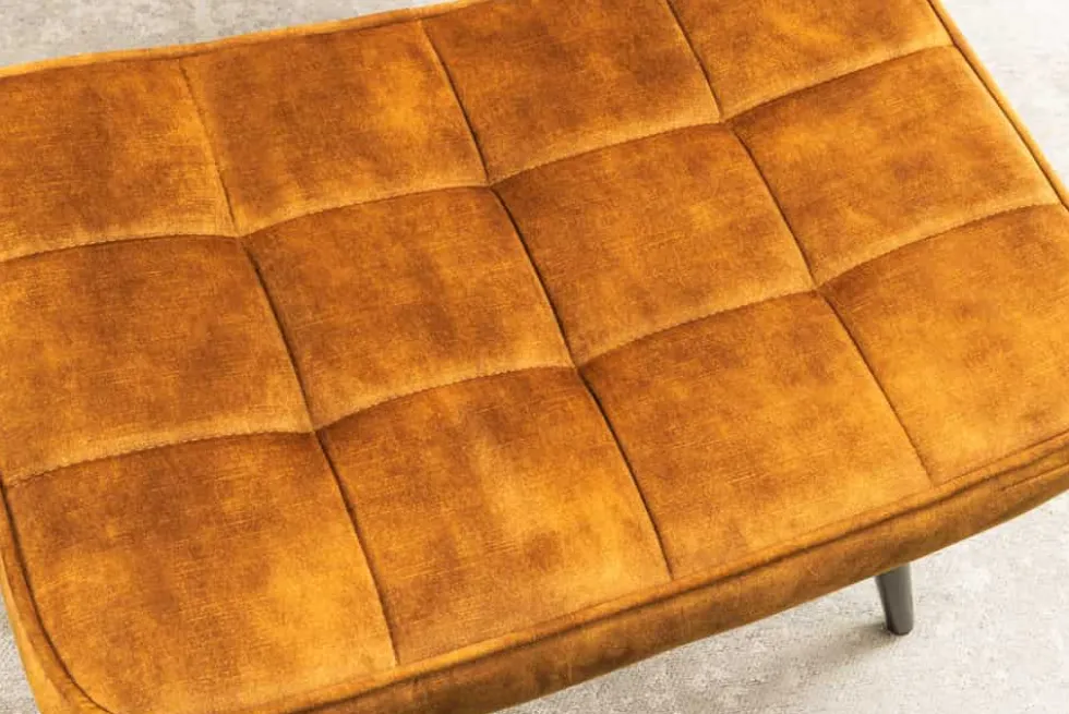 Moderner Hocker SCANDINAVIA senfgelb Samt schwarze Metallbeine Fußhocker