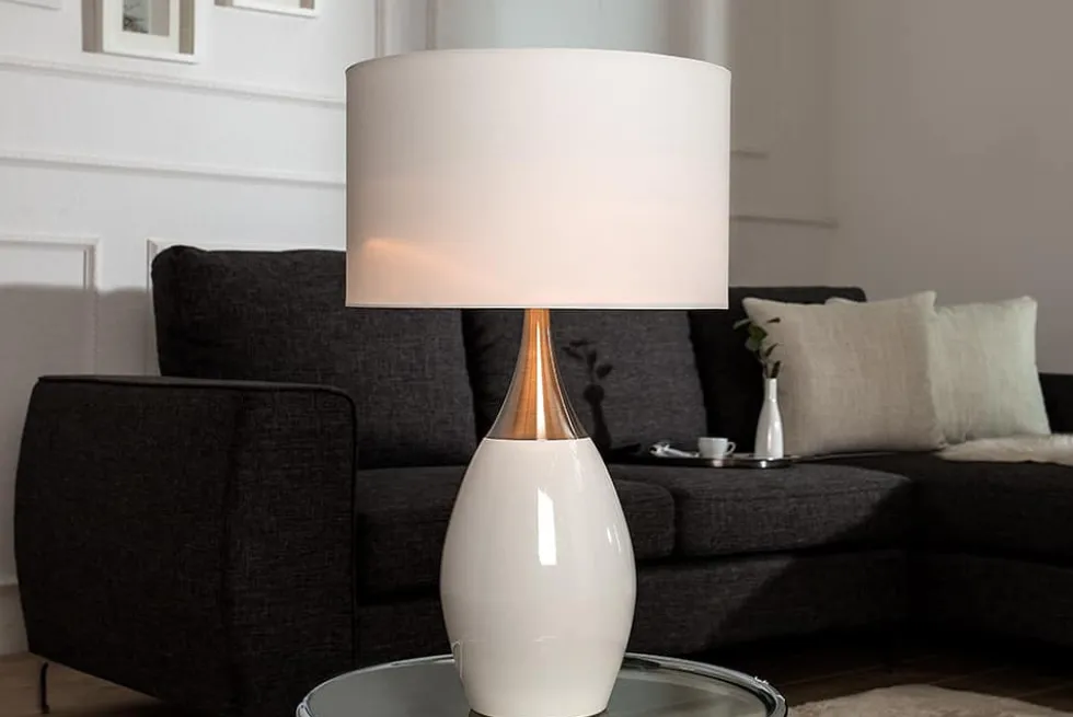 Moderne Tischlampe CARLA 60cm weiß silber mit Leinenschirm