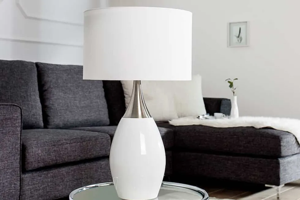 Moderne Tischlampe CARLA 60cm weiß silber mit Leinenschirm