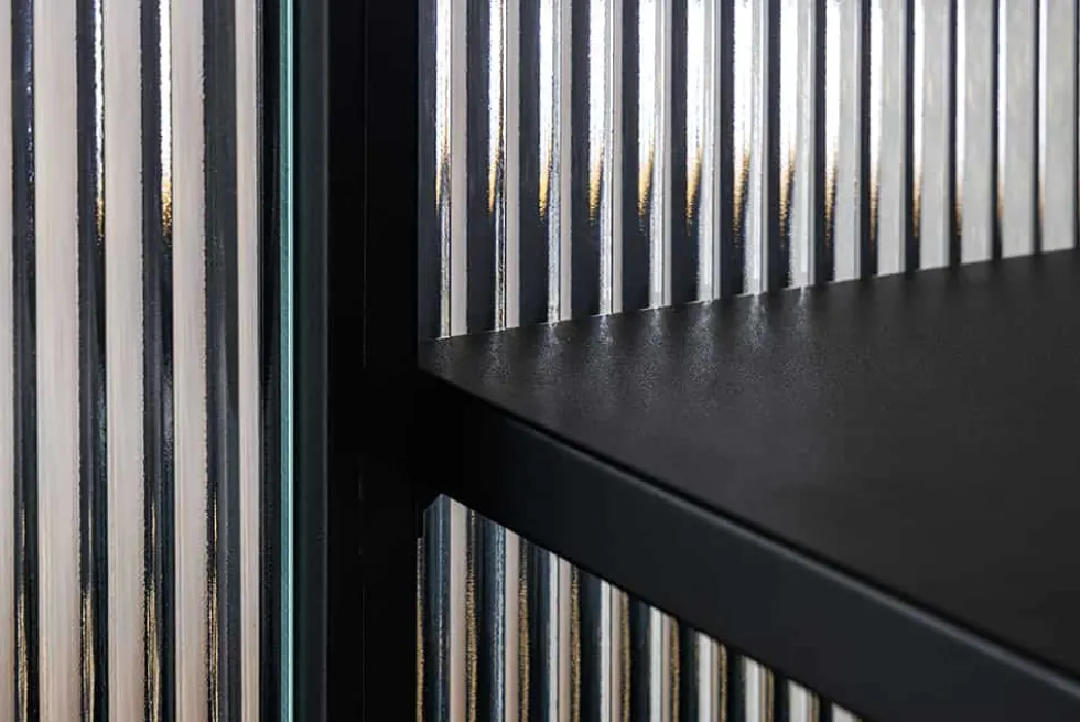 Moderne Vitrine AMSTERDAM 160cm schwarz gold Riffelglas Metall Highboard Schrank