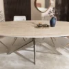 Ovaler Esstisch SCULPTURE 220cm natur Travertin Keramik champagner greige Metall