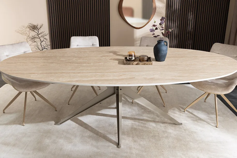 Ovaler Esstisch SCULPTURE 220cm natur Travertin Keramik champagner greige Metall