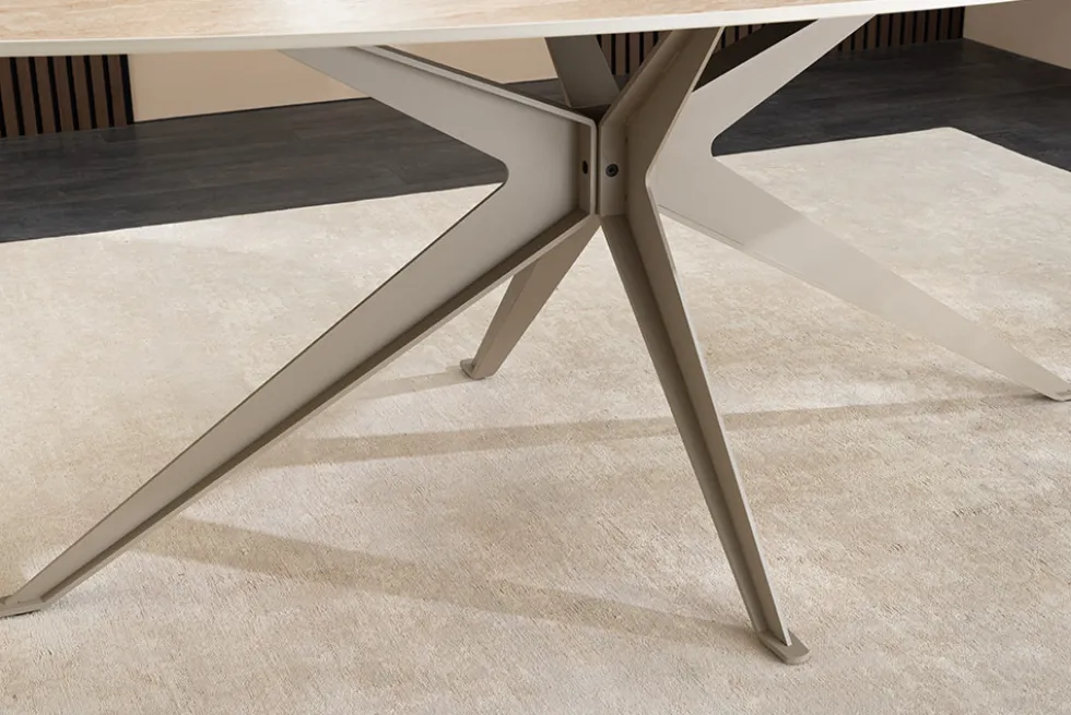 Ovaler Esstisch SCULPTURE 220cm natur Travertin Keramik champagner greige Metall