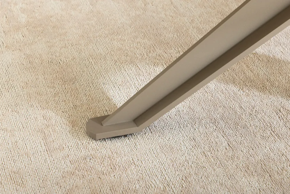 Ovaler Esstisch SCULPTURE 220cm natur Travertin Keramik champagner greige Metall