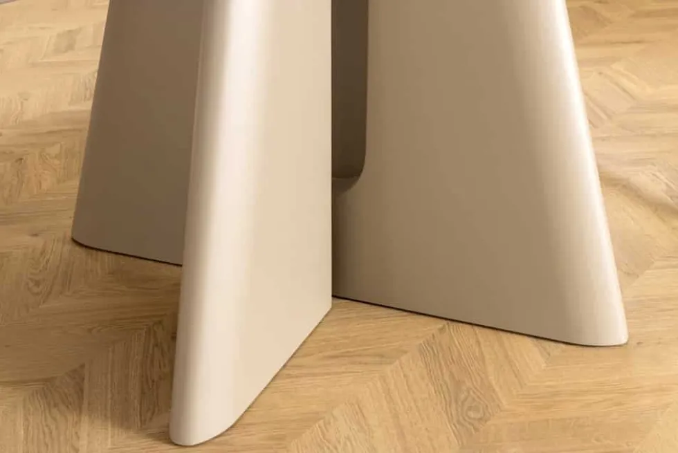 Runder Esstisch ORGANIKO 120cm cement greige mit skulpturalem Säulengestell