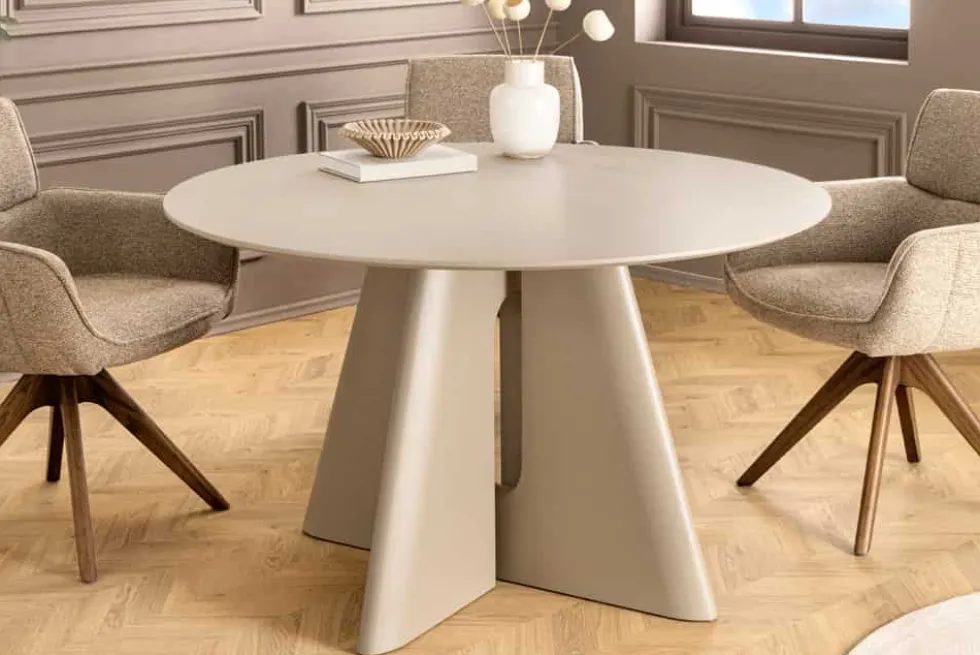 Runder Esstisch ORGANIKO 120cm cement greige mit skulpturalem Säulengestell