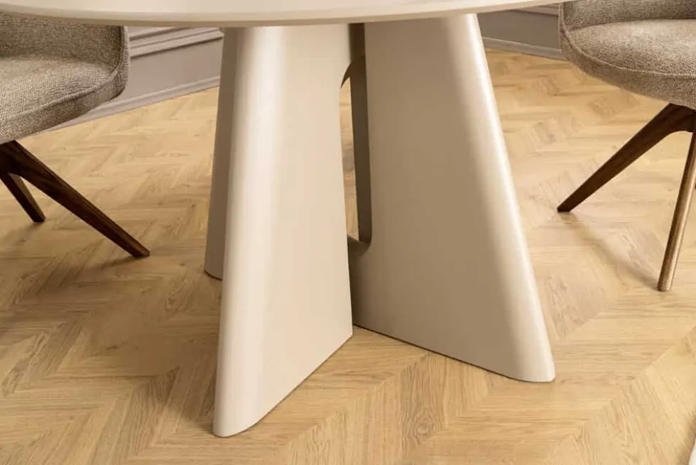 Runder Esstisch ORGANIKO 120cm cement greige mit skulpturalem Säulengestell