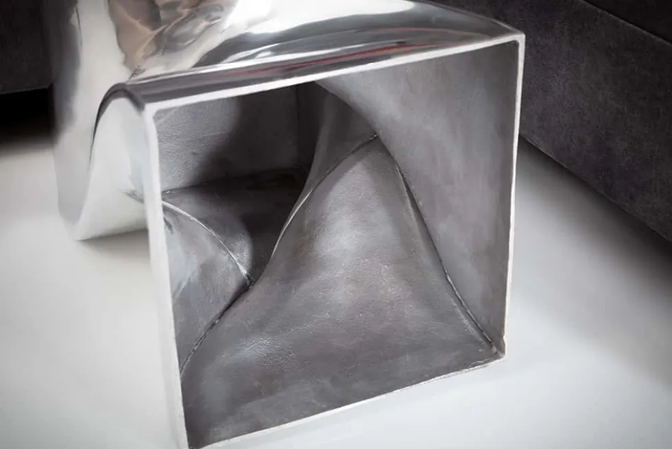 Skulpturaler Beistelltisch TWIST 45cm silber Aluminium poliert Sitzhocker Modern Design
