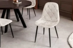 Stilvoller Stuhl GLAMM champagner beige Chenille Cremona mit Rauten-Steppung schwarz Metall