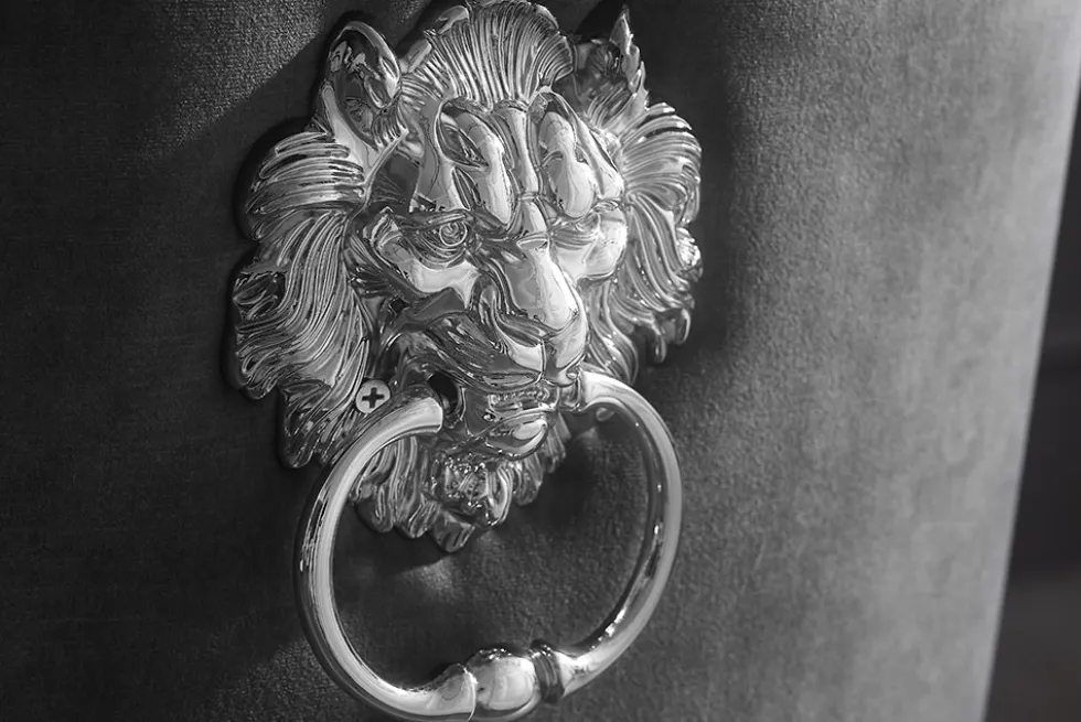 Stuhl MODERN BAROCK DELUXE grau Samt silber Edelstahlbeine mit Löwenkopf